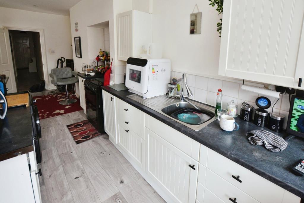 Lot: 71 - FREEHOLD DETACHED BUILDING ARRANGED AS TWO FLATS CURRENTLY LET - Flat 1 Kitchen and dining area